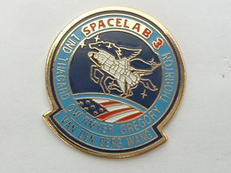 Pin's NAVETTE AMERICAINE  - SPACELAB 3 - SIGNE S17 - Raumfahrt