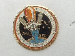 Pin's NAVETTE AMERICAINE  - CHALLENGER - SIGNE S8 - Ruimtevaart