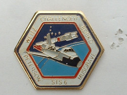 Pin's NAVETTE AMERICAINE - CHALLENGER - SIGNE S6 - Space