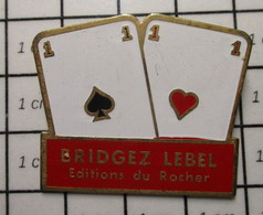 1718b Pin's Pins / Beau Et Rare / THEME : JEUX / BRIDGE CARTES AS DE PIQUE ET DE COEUR BRIDGEZ LEBEL EDITIONS DU ROCHER - Jeux