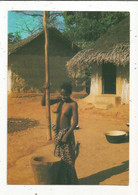 Cp , Afrique En Couleurs , Pileuse Au Village , Vierge , Ed. Iris - África