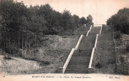 10147 MASSY PALAISEAU Le Pileu Le Grand Escalier ( état Pli )   (recto-verso) 91 Essonne - Massy