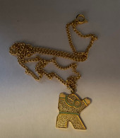 BIJOU CHAÎNE DE 8,50 Pouces Avec BONHOMME CARNAVAL DE QUÉBEC EN 1973 - - Collares/Cadenas