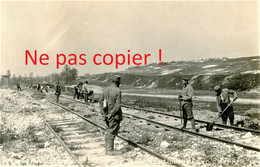 PHOTO FRANCAISE - PRISONNIERS ALLEMANDS REPARANT UNE VOIE FERREE A MONTDIDIER EN AOUT 1918 SOMME - GUERRE 1914 1918 - 1914-18