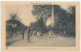 DAHOMEY ET DEPENDANCES - N°16 - FEMMES ET FILLETTES TRANSPORTANT DU SABLE (CP DE CARNET) - Dahomey
