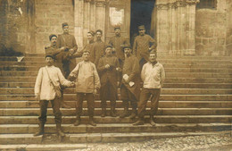 Caylus * Carte Photo * Régiment Militaire Devant Parvis De L'église - Caylus