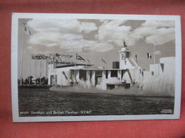 RPPC. Fountain & British Pavilion.    New York Worlds Fair.  1939  Ref 5630 - Exhibitions