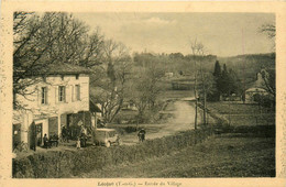 Léojac * Route De L'entrée Du Village * Automobile Voiture Ancienne - Andere & Zonder Classificatie