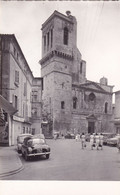 Basilique Cathédrale De NIMES Avec Une Arronde - Turismo