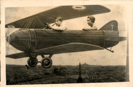 Surréalisme * Carte Photo Photo Montage * Garçon Et Sa Mère Dans Un Avion * Aviation Aviateur * Photographie Photographe - Photographs