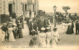 Biarritz * église Ste Eugénie * La Place * La Sortie De Messe - Biarritz