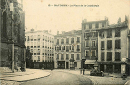 Bayonne * La Place De La Cathédrale * Commerces Magasins - Bayonne