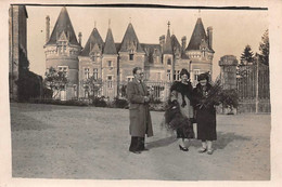 ROCHESERVIERE  -  Cliché D'un Groupe De Personnes Devant Le Chateau De La Touche   -  Voir Description - Altri & Non Classificati