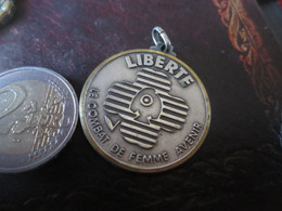 PENDENTIF LIBERTE LE COMBAT DE FEMME AVENIR 1965-1985 - Pendentifs