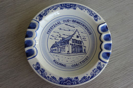 * Kuurne (Kortrijk) * Porseleinen Bord Delfts Blauw (asbak - Cendrier) - Feestzaal Oud Gemeentehuis, TOP, Rare, Uniek - Delft (NLD)