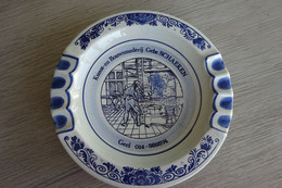 * Geel * Porseleinen Bord Delfts Blauw (asbak - Cendrier) - Kunst En Bouw Smederij Gebr. Schaeken Te Geel, TOP, Rare - Delft (NLD)