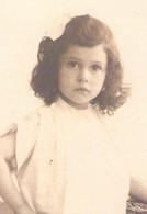 Photographie D'une Petite Fille Habillée En Blanc - 13x18cm - Personnes Anonymes