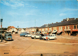 Poix De Picardie * La Place Du Village * Automobile Voiture Ancienne * Coiffeur Boulangerie - Poix-de-Picardie