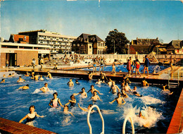 Lisieux * Vue Sur La Piscine Municipale * Baigneurs - Lisieux