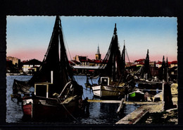 Delcampe - CPSM  13-MARTIGUES  LA VENISE PROVENCALE   BATEAU DE PECHE  A FERIRIERE - Martigues