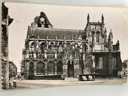 CPSM - 27 - LOUVIERS - Eglise Notre-Dame ( Ensemble Sud ) - Animée Tractions Avant , Vélo - Louviers