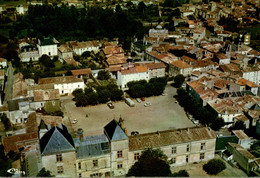 79 COULONGES SUR L'AUTIZE VUE AERIENNE LA PLACE ET LE CHATEAU - Coulonges-sur-l'Autize