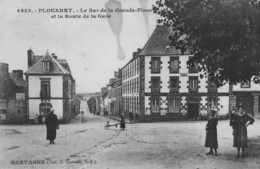 PLOUARET - La Bar De La Grande-Place Et La Route De La Gare - Animé - Plouaret