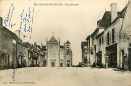 St Julien De Vouvantes * La Rue Principale Et Vue De L'église - Saint Julien De Vouvantes