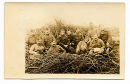 CPA, Groupe MILITAIRE, Poilus, En Pause Dos Divisé Et Vierge - Personnages