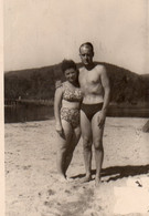 Photographie Anonyme Vintage Snapshot Couple Plage Beach Mode Maillot Bain - Anonyme Personen