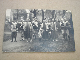 TOP CPA PHOTO !! FOSSES LA VILLE - GROUPE DE CHINELS ET COSTUMES POUR LE LAETARE ( VERS 1920 ) - Fosses-la-Ville