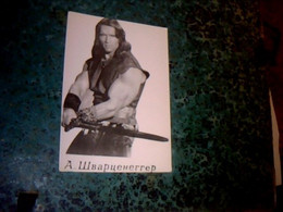 Russie URSS Photo Celebritè écrite En Russe Photo D' Arnold Schwarzenegger Dans Le Film Conan Le Barbare - Non Classés
