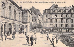 CPA Le Mont Dore - Place Michel Bertrand - Hotel De La Poste - LL - Très Animé - Le Mont Dore