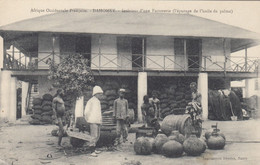 Afrique Occidentale Française.  Dahomey. Intérieur D'une Factorerie. ( L'épurage De L'Huile De Palme ) - Dahomey