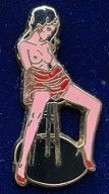 PIN UP - PIN-UPS - NOIRAUDE ASSISE SUR UN TABOURET - EGF - ELIXYR - DORE A L'OR FIN -   (30) - Pin-ups