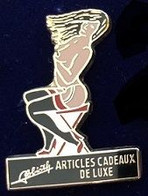 PIN UP - PIN-UPS - NOIRAUDE ASSISE - ARTICLE DE CADEAUX DE LUXE - MAXIMILIEN PIN'S - EGF - PORTE JARTELLES -   (30) - Pin-ups