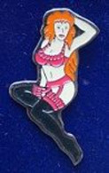 PIN UP - PIN-UPS - ROUSSE - ROUQUINE ASSISE - PORTE JARTELLES - SOUS VETEMENTS -    (30) - Pin-ups