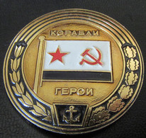 URSS / CCCP - Insigne / Broche Marine - KORABLI - Ships Of Heroes Series - Métal Doré Peint - Diamètre : 46mm - Russia