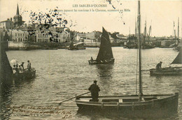 Les Sables D'olonne * Le Bateau Passant Les Touristes à La Chaume , Accostant Au Môle - Sables D'Olonne