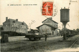 Legé * La Gare Et Les Hôtels * Train Wagons * Ligne Chemin De Fer - Legé