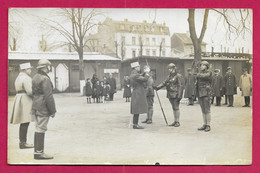 Carte Photo Militaria - Prise D'Armes à La Caserne - Insignes Régimentaires 2 Sur Les Tenues D'uniforme - Casernas