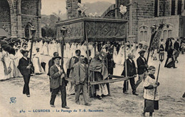 BGJ  39708    LOURDES   LE PASSAGE DU T.S. SACREMENT - Lourdes