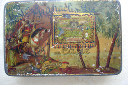 Boite à Cigarettes Vide Orientaliste NESTOR GIANACLIS Au CAIRE Egypte , Cigarettes QUEEN Embouchure En Or 1930 - Empty Tobacco Boxes