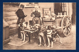 Bruxelles. Laitière Flamande Avec Son Attelage De Chiens. Gendarme En Train De Verbaliser. 1912 - Straßenhandel Und Kleingewerbe