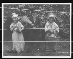 Orig. Foto 30er Jahre, Kleine Süße Mädchen, Kostüm Fest, Verkleidung, Kaffeemühle, Besen, Costume Party, - Anonymous Persons