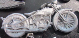 3419 Pin's Pins / Beau Et Rare / THEME : MOTOS / Grand Pin's En Plomb Double Attache MOTO ANNEES 30/40 HARLEY DAVIDSON - Motos