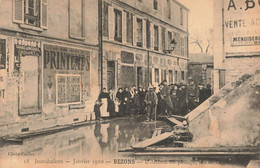 BEZONS : INNONDATIONS  JANVIER 1910 - L'ATTENTE DU PASSAGE - RUE DE L'EGLISE (PLI SUR LA CARTE) - Bezons