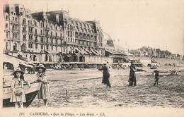 14 Cabourg Sur La Plage Les Jeux CPA - Cabourg