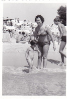 Old Real Original Photo - Woman In Bikini Nude Little Girl On The Beach - Ca. 8.5x6 Cm - Anonieme Personen