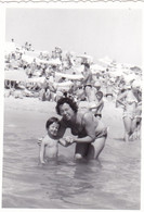 Old Real Original Photo - Woman In Bikini Nude Little Girl In The Sea - Ca. 8.5x6 Cm - Anonymous Persons